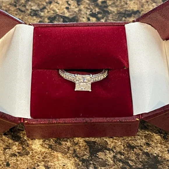 1.5 CT white gold Charles and Colvard Engagement ring - Picture 1 of 9